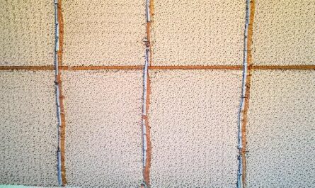 Стена с элементами гвл приклеенных на плиточный клей